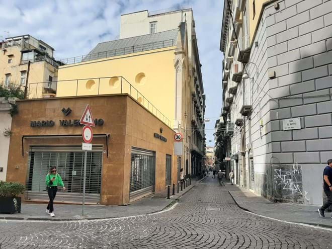 A sapataria Solara que fica localizada na Piazza dei Martiri.