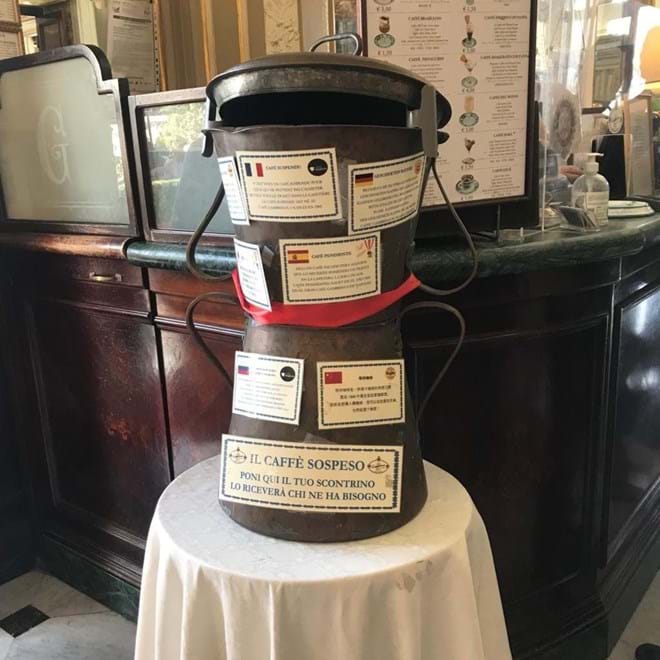 Caffè sospeso: em Nápoles, significa um café pago antecipadamente, oferecido.