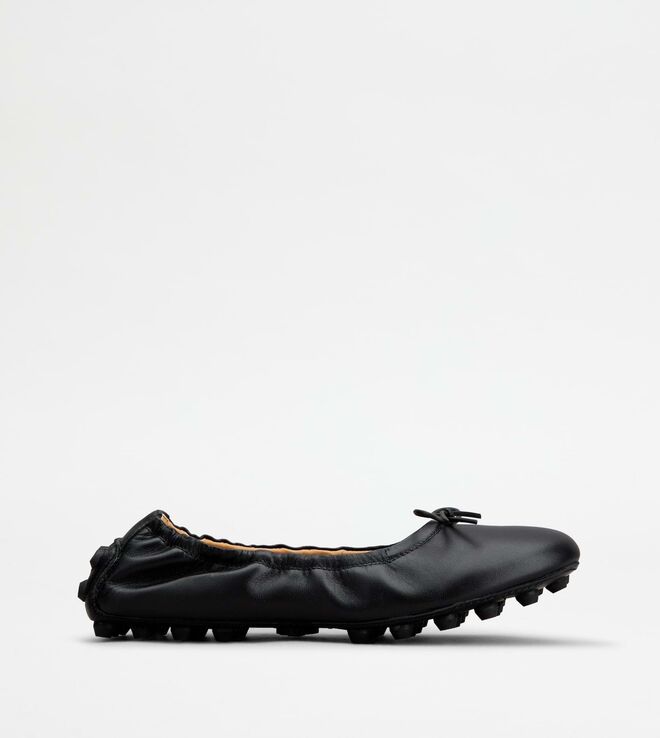 Bailarinas em pele, €550, Tods.