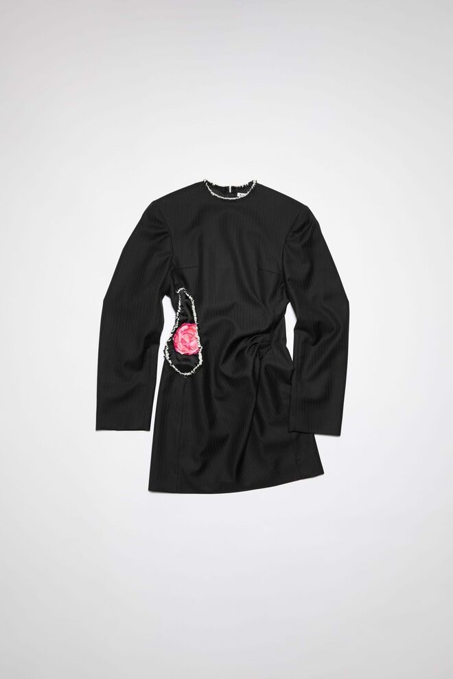 Vestido em seda, €790, Acne Studios.