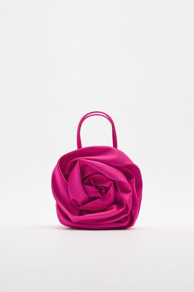 Carteira em cetim, €35.95, Zara.