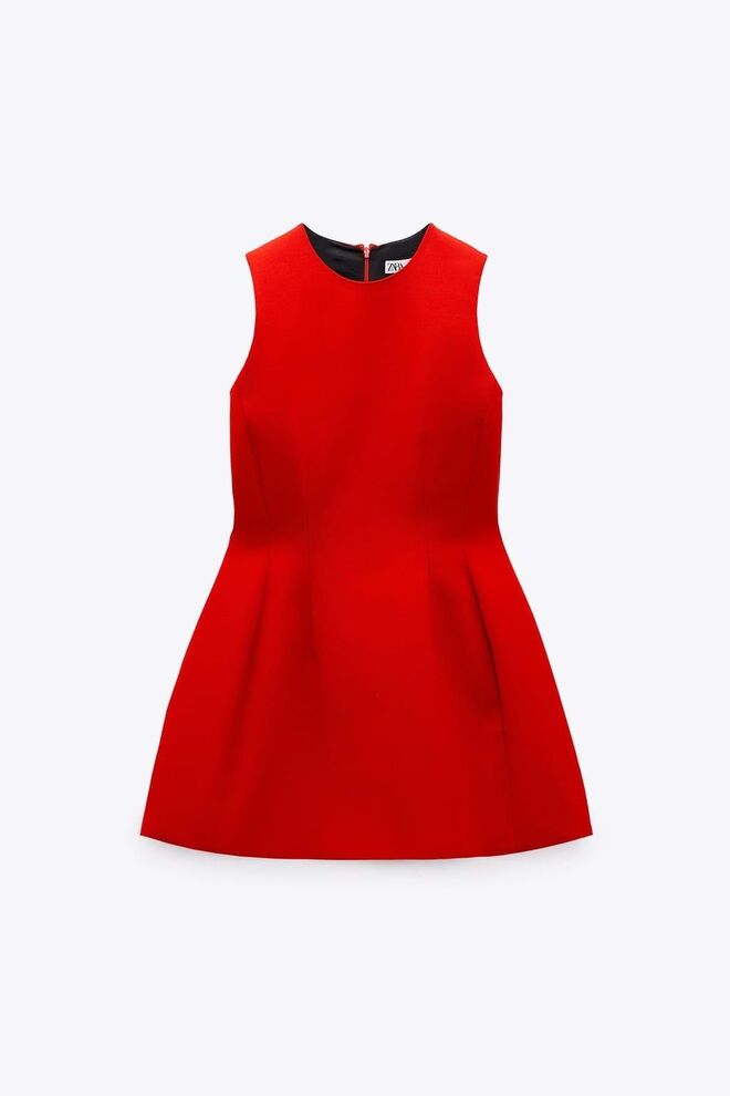Vestido em neoprene, €49.95, Zara.