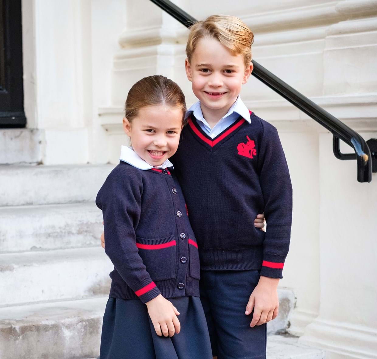 Charlotte com o irmão George em 2019.