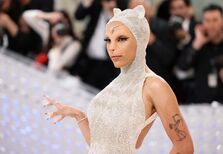 Doja Cat 'veste-se' de gata de Karl Lagerfeld na Met Gala 