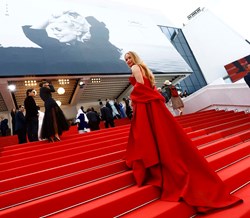 Jennifer Lawrence levou chinelos à passadeira vermelha de Cannes 