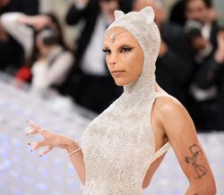 Doja Cat "veste-se" de gata de Karl Lagerfeld na Met Gala 
