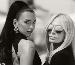 Donatella Versace anuncia colaboração com Dua Lipa