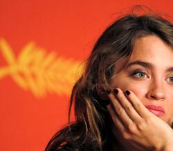 Atriz anuncia fim da carreira no cinema para denunciar sistema de assédio sexual em França