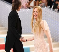 Em Cannes, Nicole Kidman encomendou 40 garrafas Evian para tratar do cabelo