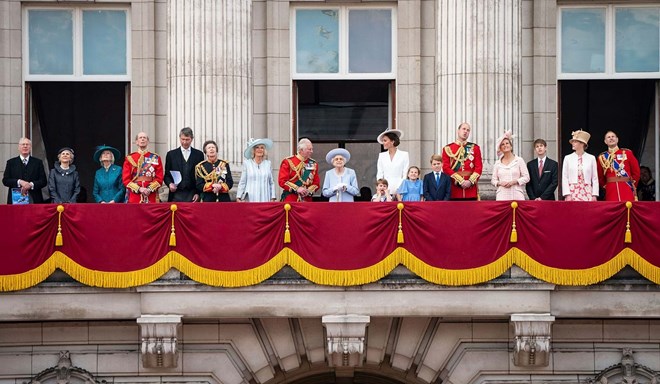 Serão 15 os membros da família real que vão surgir na famosa varanda do palácio de Buckingham.