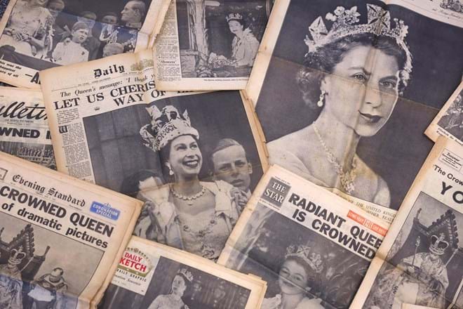 Existem diferenças significativas entre a coroação de Carlos III e Isabel II.