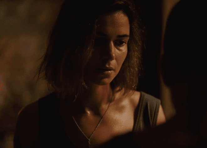 Adoro o facto de neste filme não ser tudo explicado, estamos um bom tempo sem saber quem é a Sandra, esta vizinha misteriosa do André, e mais outro tempo sem saber o que é que ela fez que a levou para aquela casa no meio do deserto alentejano.