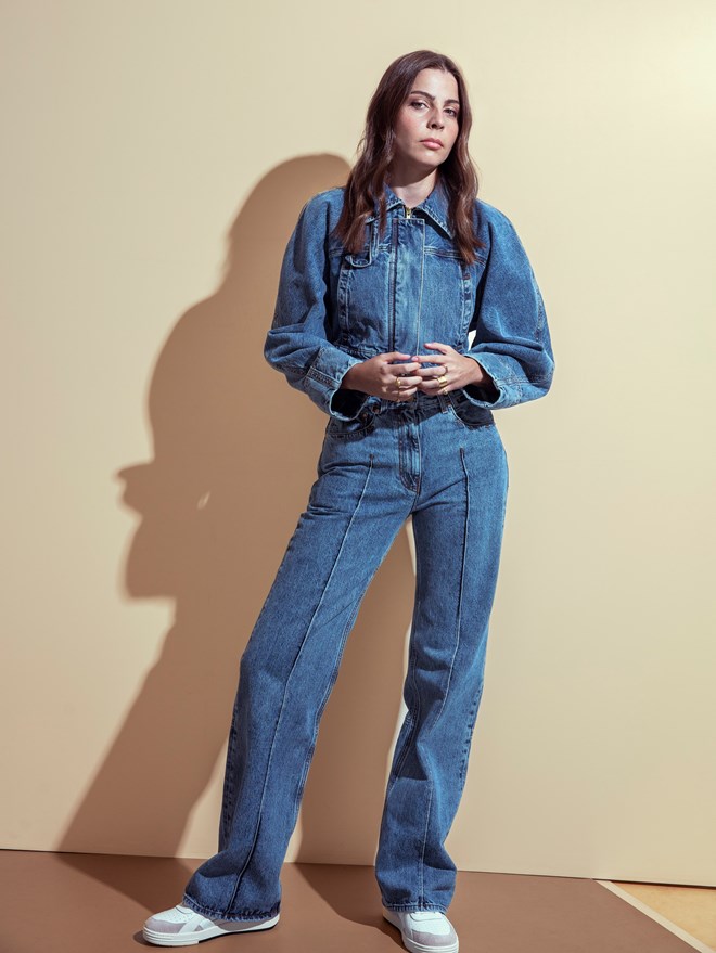Sofia Oliveira. Look: Blusão e calças, Jacquemus. Ténis, Palm Angels. Tudo na Sivali. Anéis Dandara, York, Mênfis, Tameri, Avis e Filipa, Juliana Bezerra.