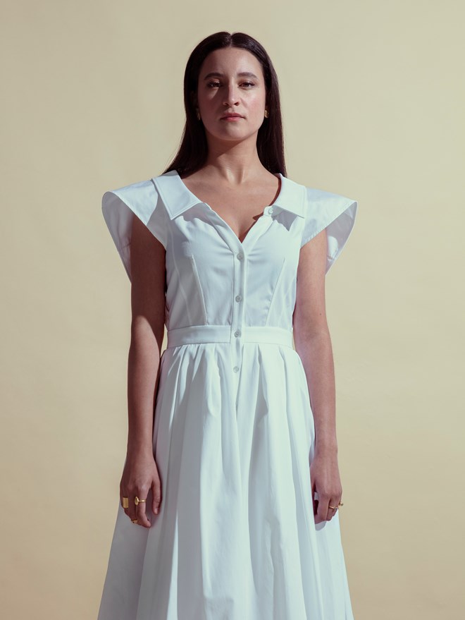 Mariana Fernandes. Look: Vestido, Alexander McQueen na Sivali. Brincos Normandia, e anéis, Tameri, Dandara, Mênfis, Avis e York, Juliana Bezerra.