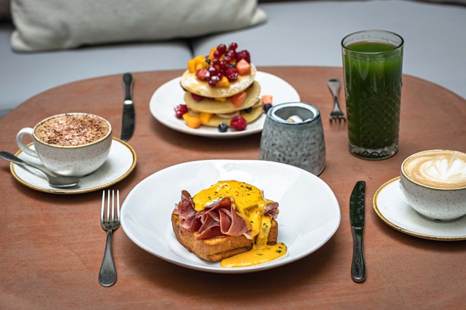 Ao sábado e domingo, as manhãs tardias iniciam-se com uma panóplia extensa de ovos - benedict, mexidos, fritos ou em omelete – e a indispensável tosta de abacate e ervas aromáticas, mas também há panquecas.