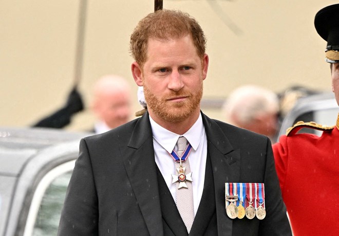 Harry sozinho na coroação do pai, Carlos III