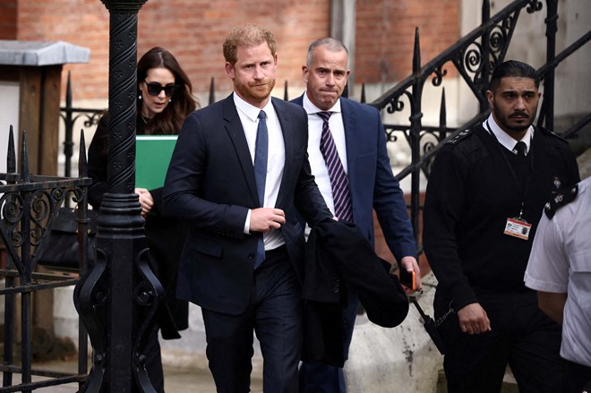 Uma das últimas vezes que Harry esteve em Londres, no tribunal, por conta dos vários processos que tem contra a imprensa britânica.