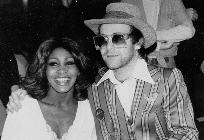 Com Elton John em Nova Iorque, em 1975