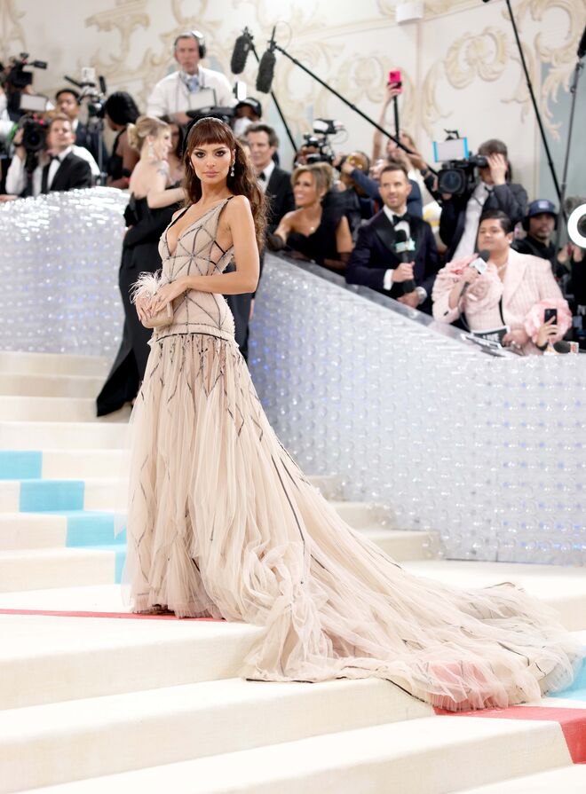 Emily Ratajkowski em Tory Burch