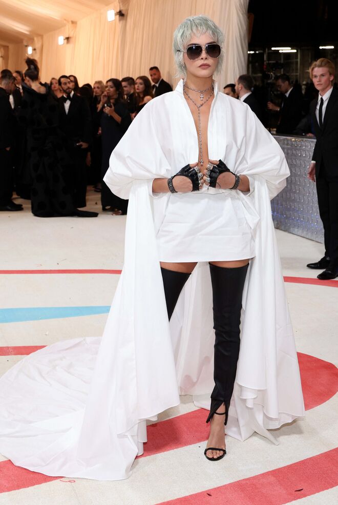 Cara Delevigne em Karl Lagerfeld