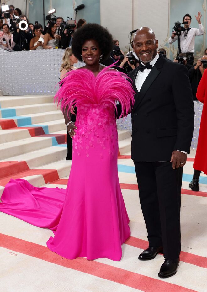 Viola Davis (em Valentino) e Julius Tennon 