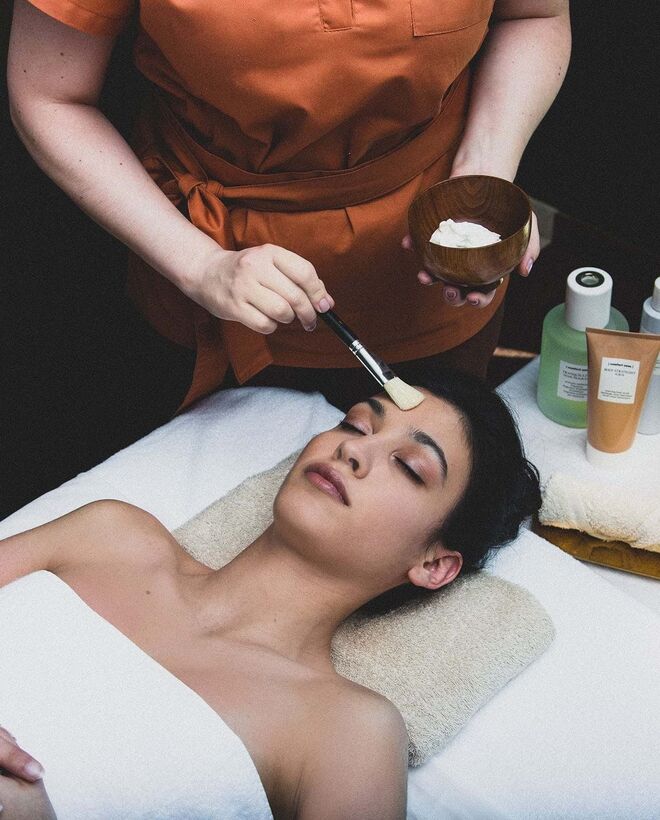 Voucher Massagem de relaxamento de 75 minutos, e tratamento de rosto, €110, (oferta Claus Porto numa compra efetuada até dia 7 de maio), The Vintage Lisbon.