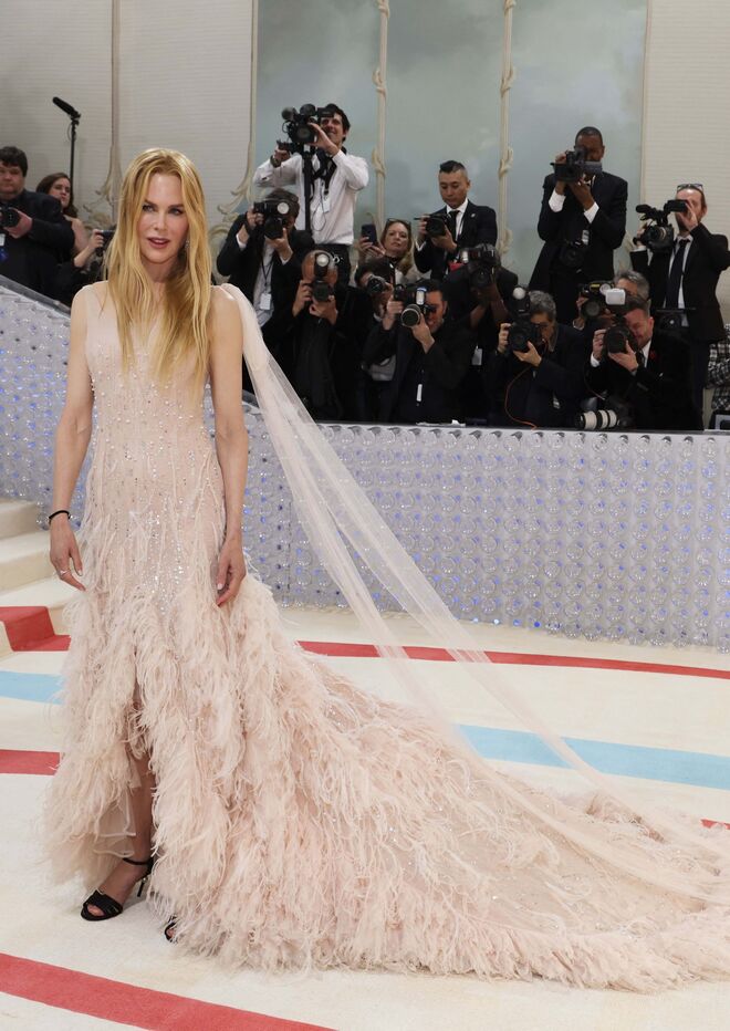 Nicole Kidman usou o mesmo vestido de alta costura do anúncio Chanel realizado por Baz Luhrmann em 2004.