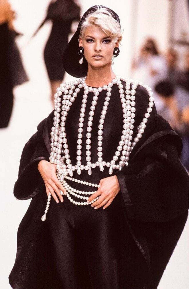 Linda Evangelista no desfile da coleção outono/inverno 1991.