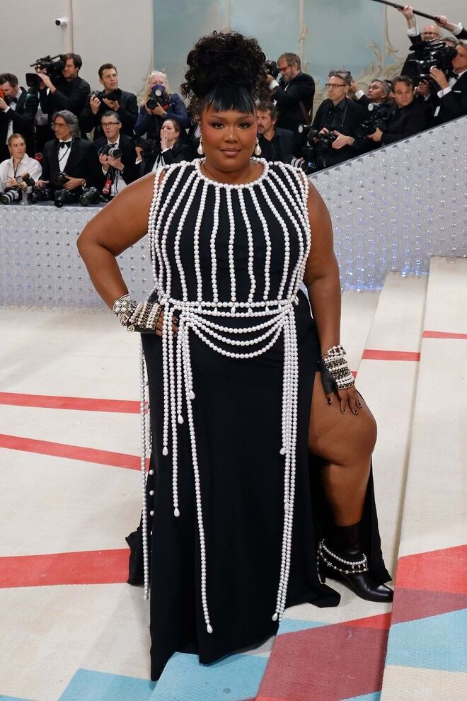 Lizzo usou um vestido Chanel que recriava um vestido da coleção outono/inverno 1991 da maison usado na passarela por Linda Evangelista.