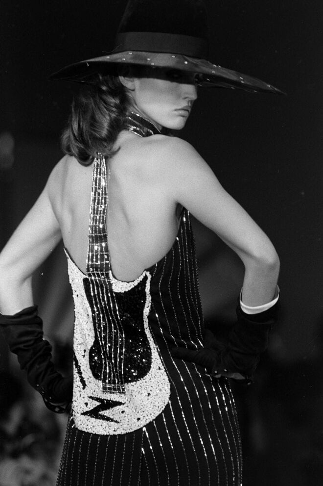 O vestido, apelidado de vestido de 'chuveiro' graças às suas costas dramáticas, pertence à coleção outono/inverno 1983 da Chloé.