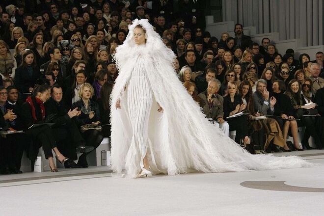 O look final do desfile de alta costura primavera/verão 2007 da Chanel.