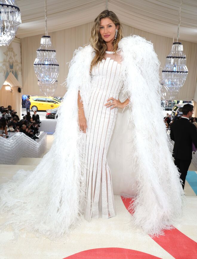 Gisele Bündchen escolheu um vestido de noiva Chanel da coleção primavera/verão 2007. 