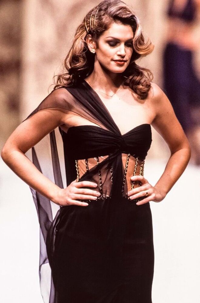 O vestido usado por Cindy Crawford no desfile da Chanel primavera/verão de 1993.