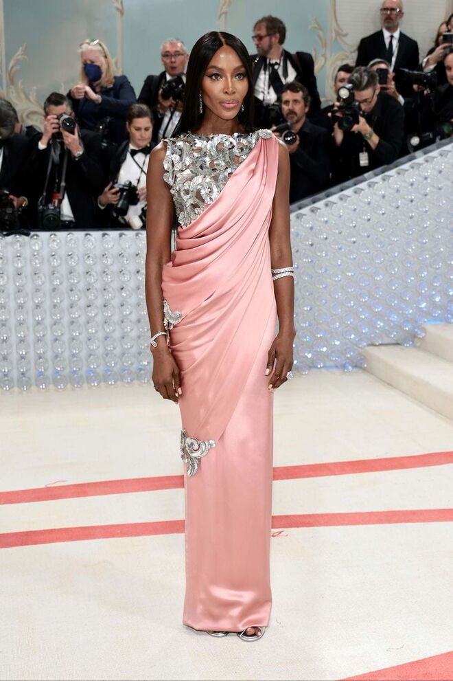 Naomi Campbell escolheu um vestido de cetim da coleção de alta costura primavera/verão 2010 da Chanel.