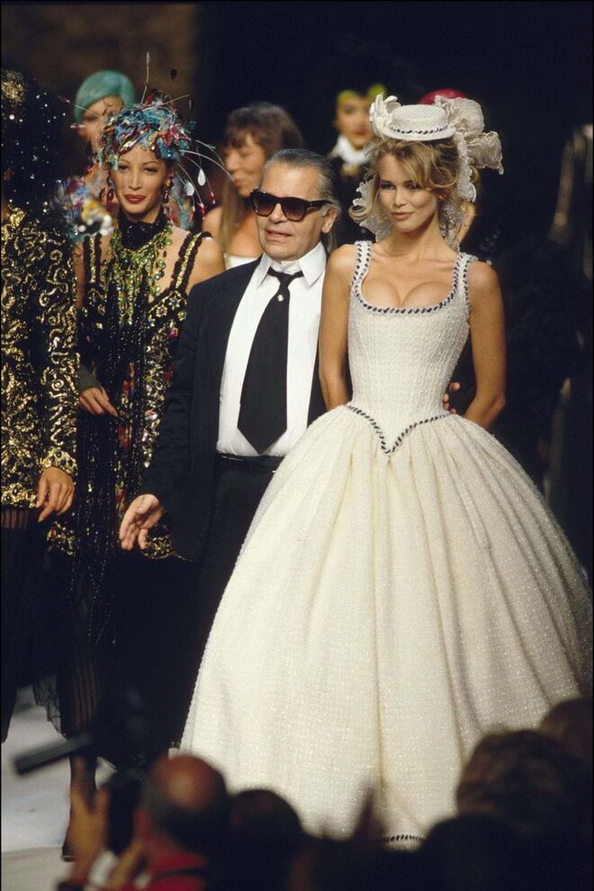  Claudia Schiffer no desfile de alta costura Chanel 1992.