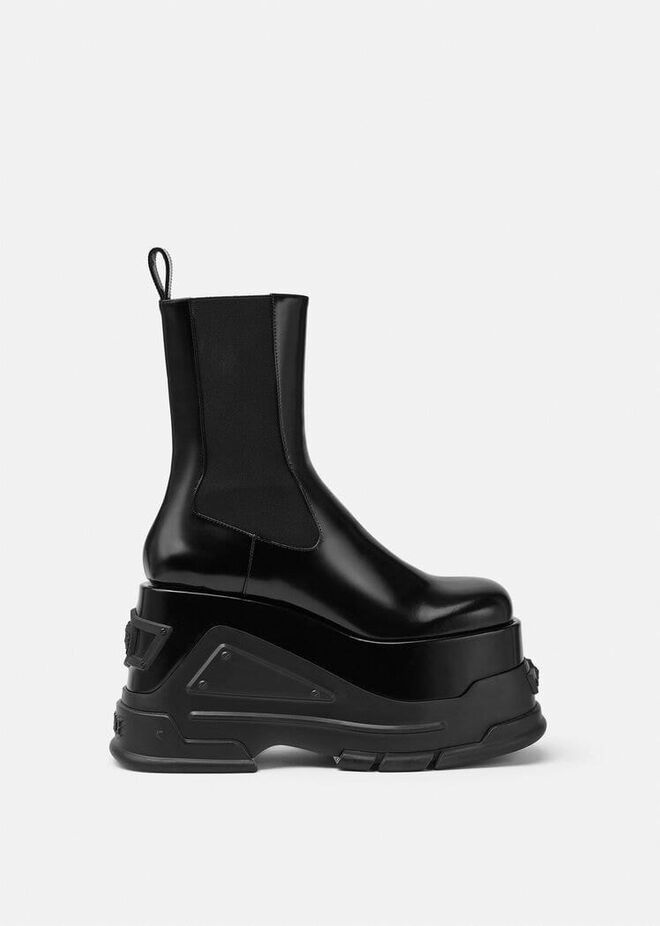 Botas em pele, €1290, Versace.