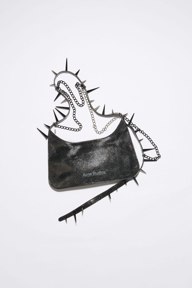 Carteira em pele com metal, €1400, Acne Studios.