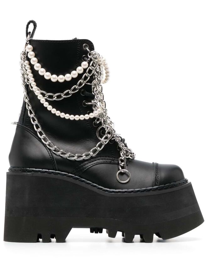 Botas em pele com metal e pérolas, €2247, Watanabe em Mytheresa.com