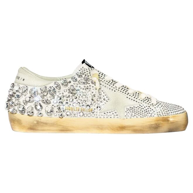 Sapatilhas Super-Star em camurça com cristais Swarovski, €1850, Golden Goose x Swarovski.