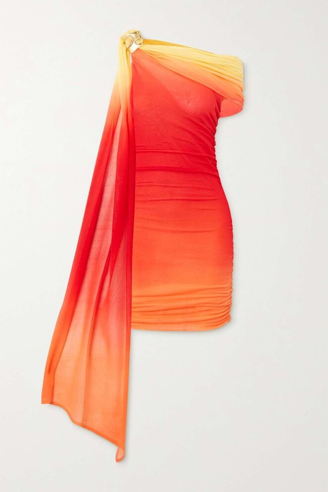 Vestido em musseline, €3800, Ferragamo em Netaporter.com