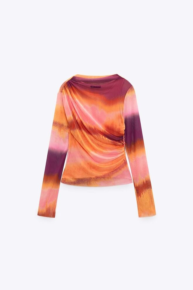 Camisola em malha tule, €19.95, Zara.