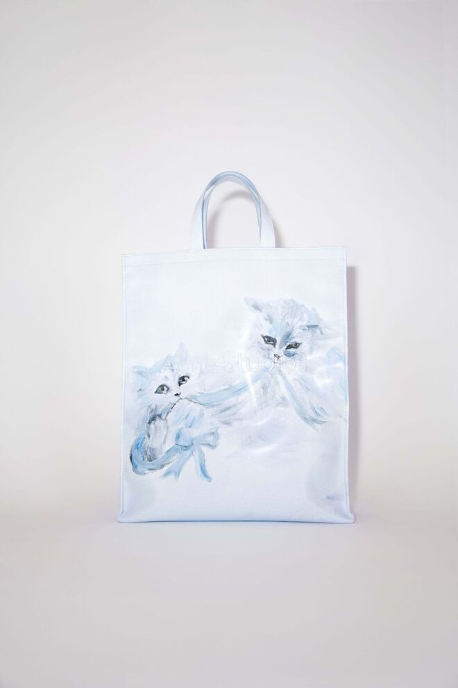 Tote bag em pele, €550, Acne Studios.
