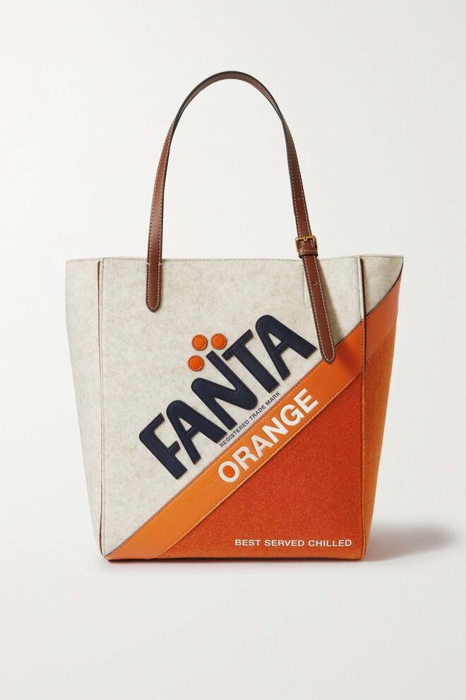 Tote bag em lã feltrada e pele, €620, Anya Hindmarch em Farfetch.com.