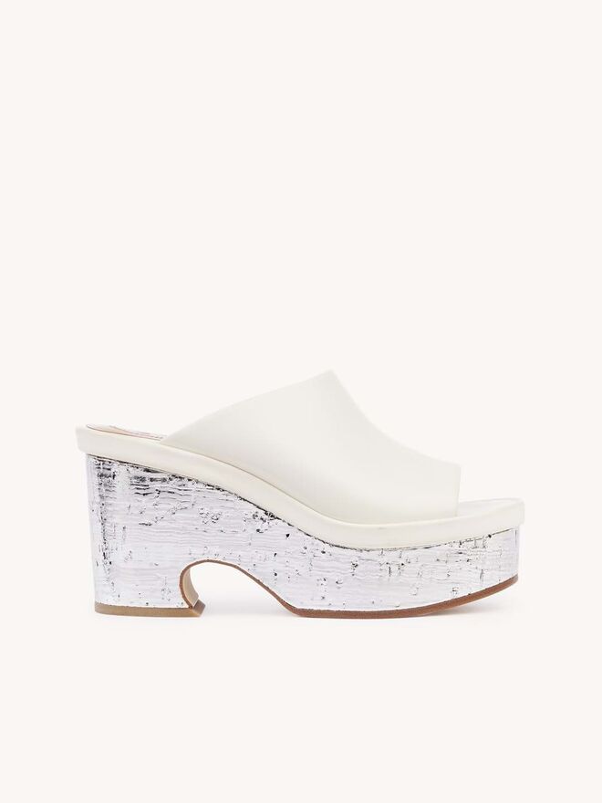 Socas em pele e madeira, €790, Chloé.