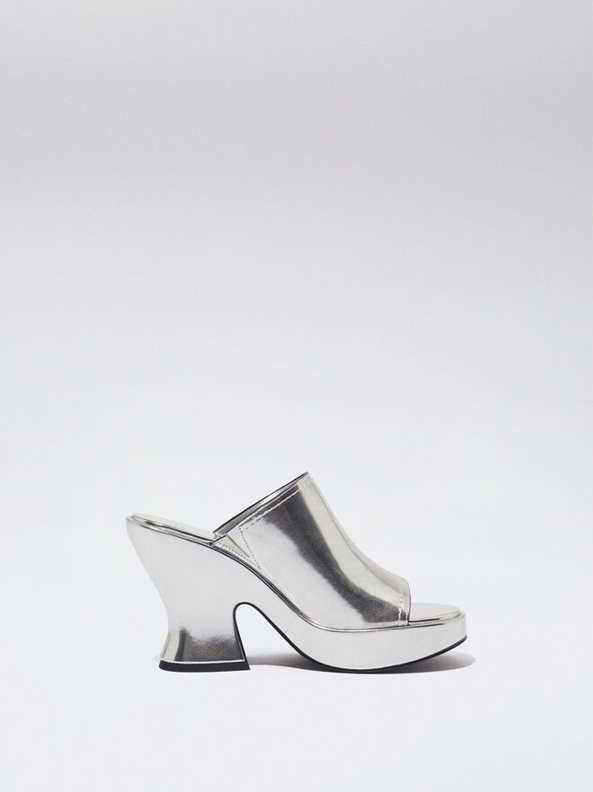 Sandália em vinil, €45.99, Parfois. 