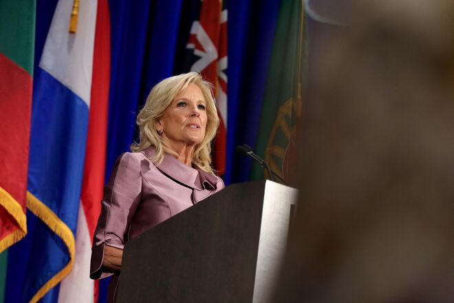 Jill Biden, a mulher do Presidente dos Estados Unidos é uma das figuras internacionais convidadas.