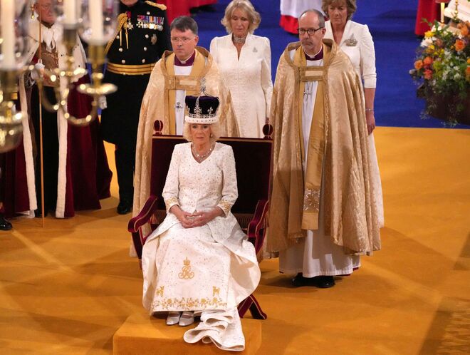 Os detalhes do vestido da rainha Camilla.