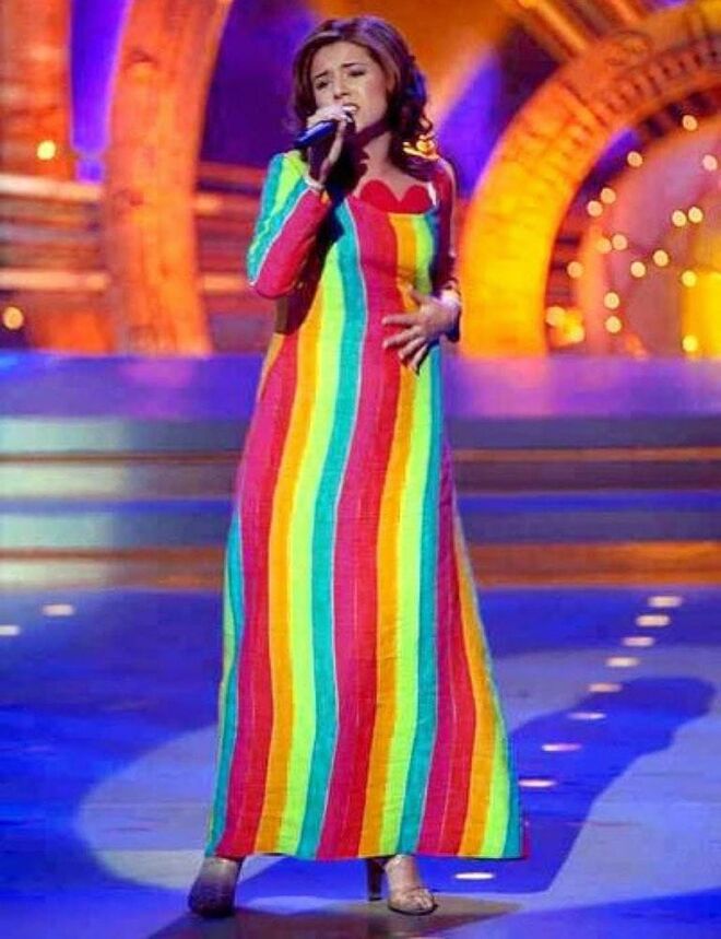 A única vez que Espanha ganhou o prémio Barbara Dex para pior look da Eurovisão. Uma criação de Agatha Ruiz de la Prada, que com aquelas riscas coloridas na vertical não favoreceu. A cantora recebeu apenas um ponto com a canção "No Quiero Escuchar".
