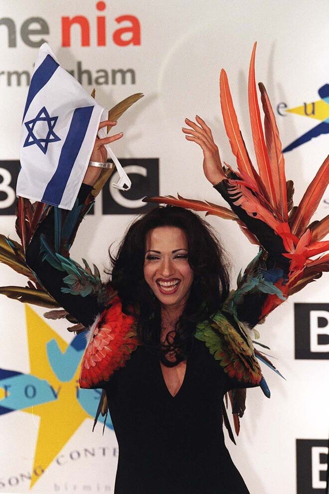 Jean Paul Gaultier foi o encarregado de vestir a representante israelita Dana International, vencedora em Birmingham com o tema "Diva”. Dana mandou preparar dois fatos surpreendentes, um cinza com pedraria no qual ela se apresentou e outro longo vestido de noite preto, enfeitado com um incrível casaco de penas Gaultier.