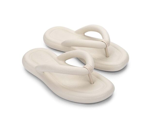 Chinelos, €65, Melissa.